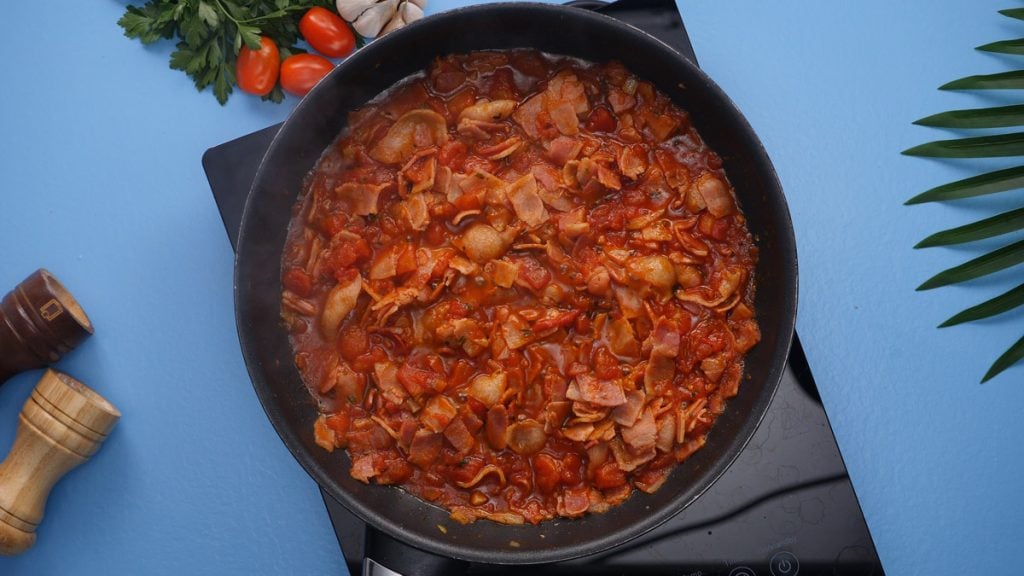 Ukusni špageti sa slaninom, rajčicama i otopljenom mozzarellom - jednostavan recept za talijanski klasik