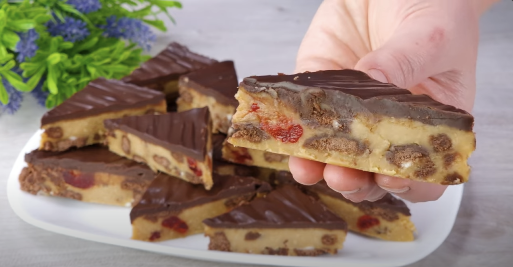 Brz i ukusan desert od keksa s višnjama, Oreo kockicama i čokoladnom glazurom - Bez pečenja