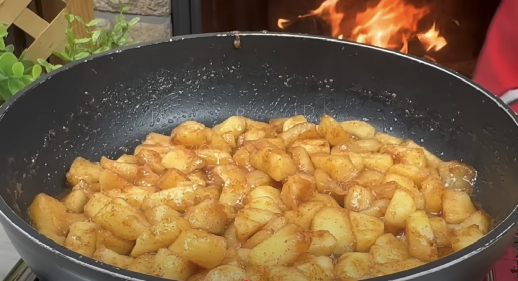 Fini jabučni kolač s mirisom cimeta, pahuljastim vrhnjem i hrskavim orasima: idealan desert za svaku priliku!