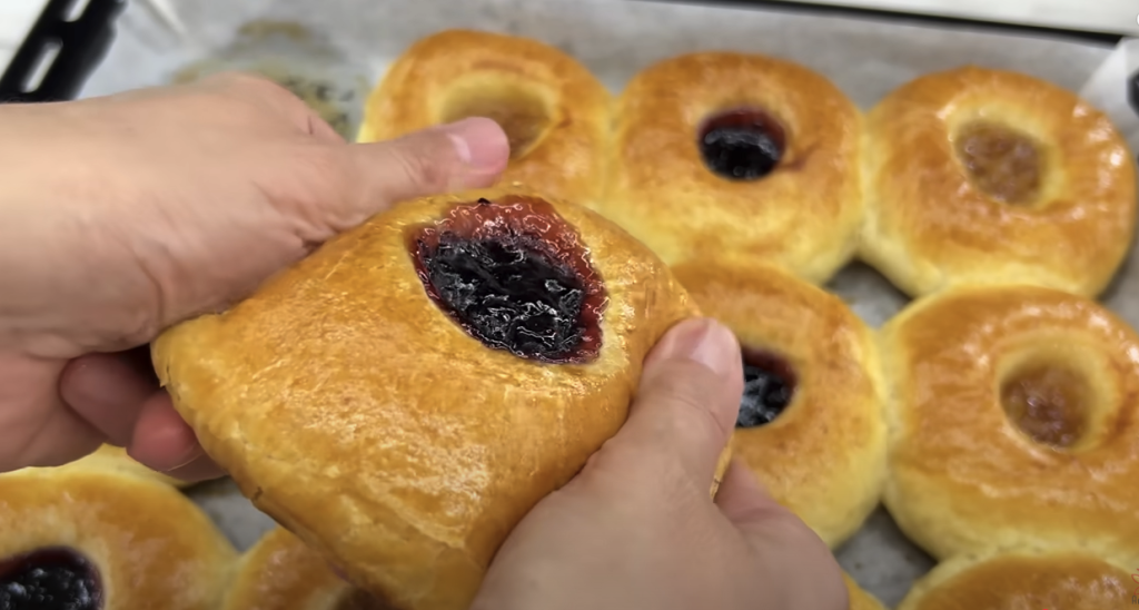 Pahuljaste peciva napravljene od kvasca s voćnim punjenjem i zlatnom kore