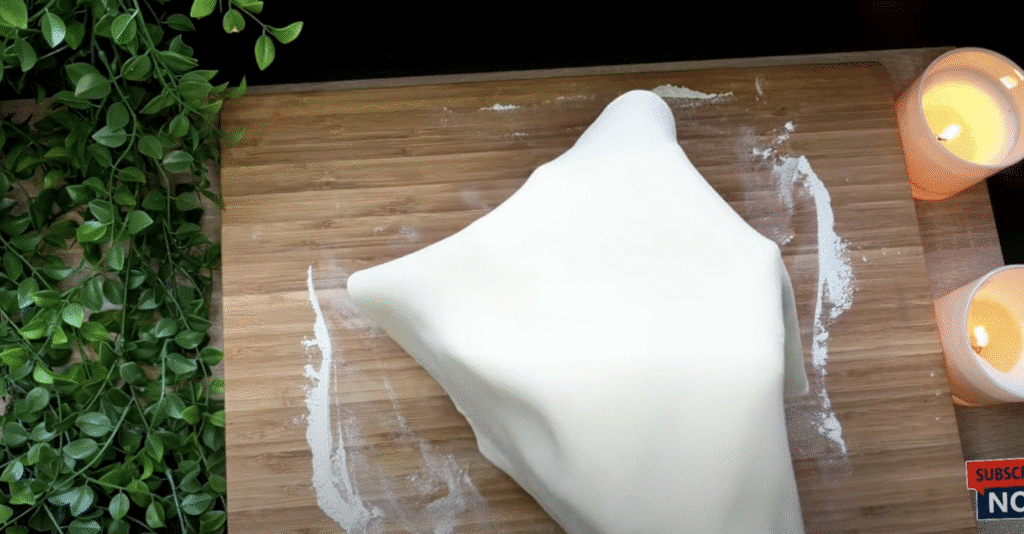 Fini cheesecake izrađen od lisnatog tijesta s špeulos vrhnjem i hrskavim keksima