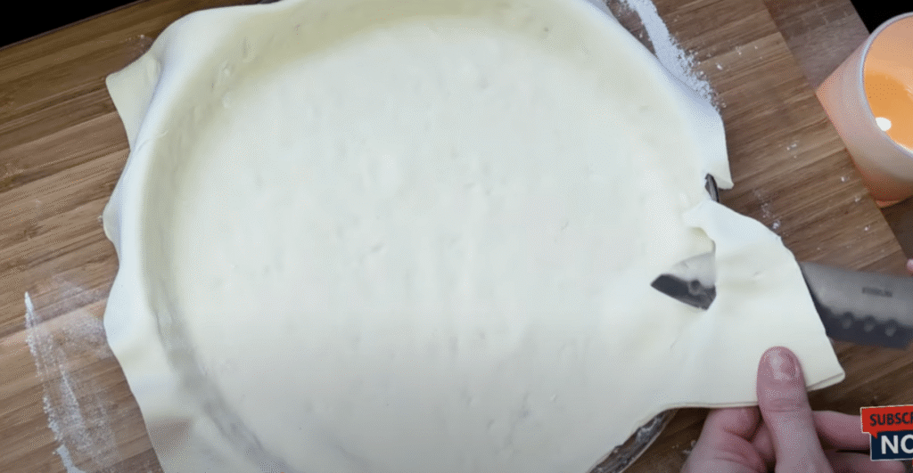 Fini cheesecake izrađen od lisnatog tijesta s špeulos vrhnjem i hrskavim keksima