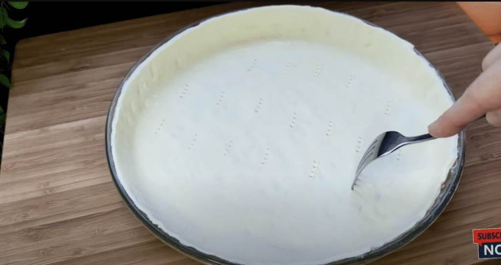 Fini cheesecake izrađen od lisnatog tijesta s špeulos vrhnjem i hrskavim keksima