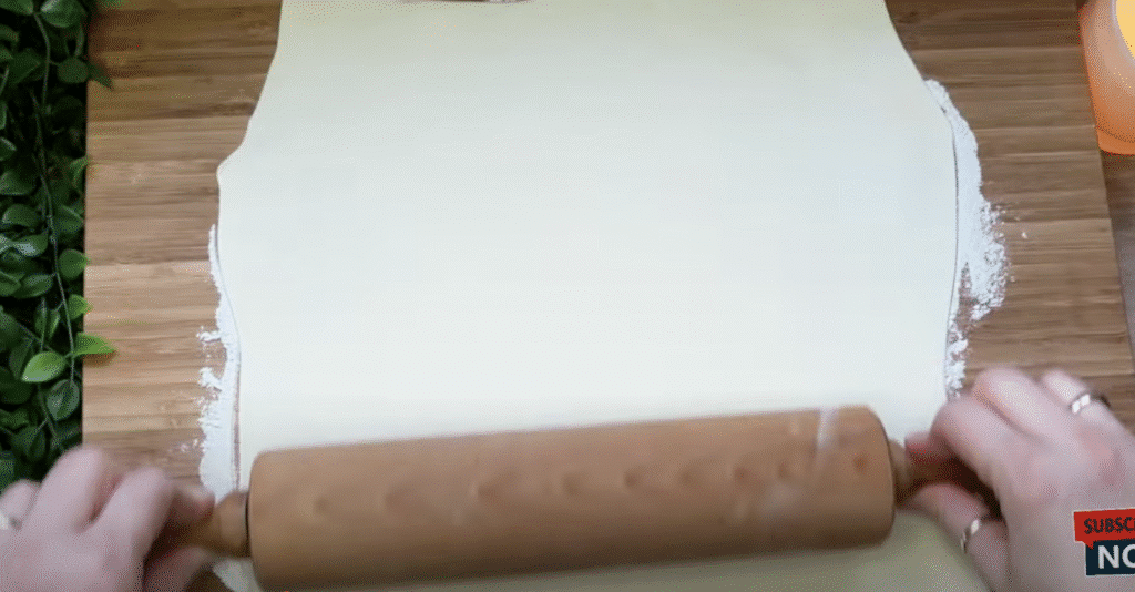 Fini cheesecake izrađen od lisnatog tijesta s špeulos vrhnjem i hrskavim keksima