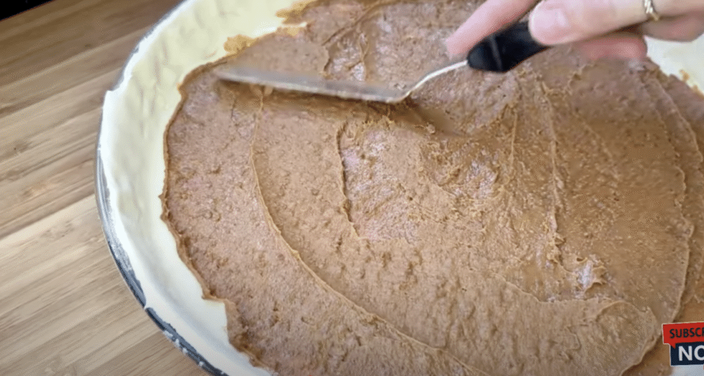 Fini cheesecake izrađen od lisnatog tijesta s špeulos vrhnjem i hrskavim keksima