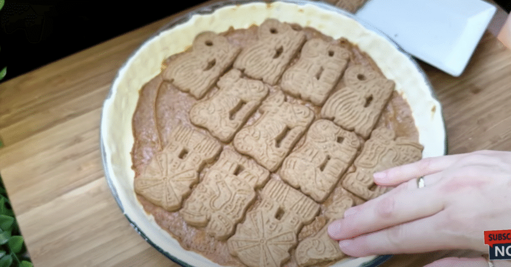Fini cheesecake izrađen od lisnatog tijesta s špeulos vrhnjem i hrskavim keksima