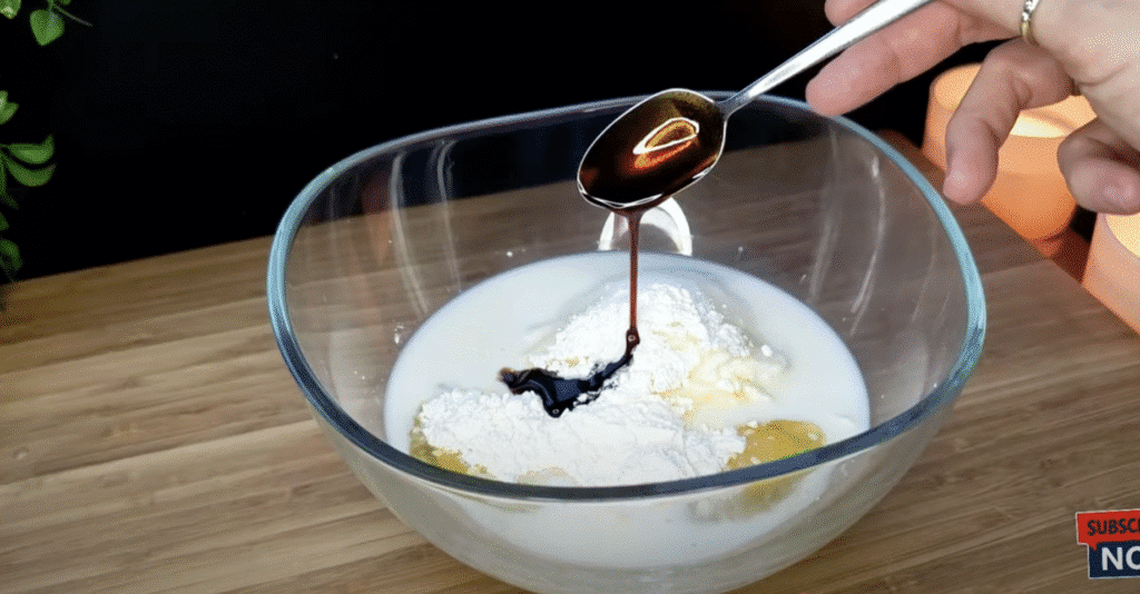 Fini cheesecake izrađen od lisnatog tijesta s špeulos vrhnjem i hrskavim keksima