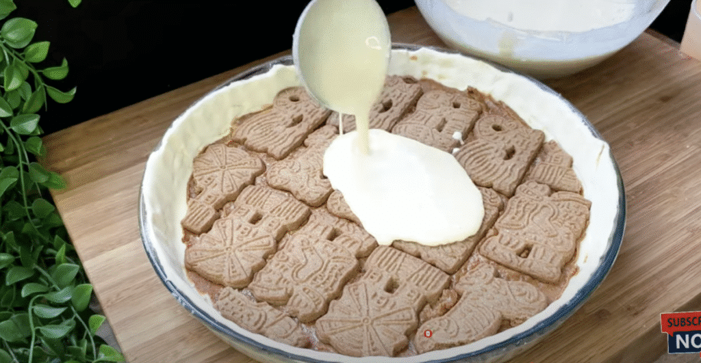 Fini cheesecake izrađen od lisnatog tijesta s špeulos vrhnjem i hrskavim keksima