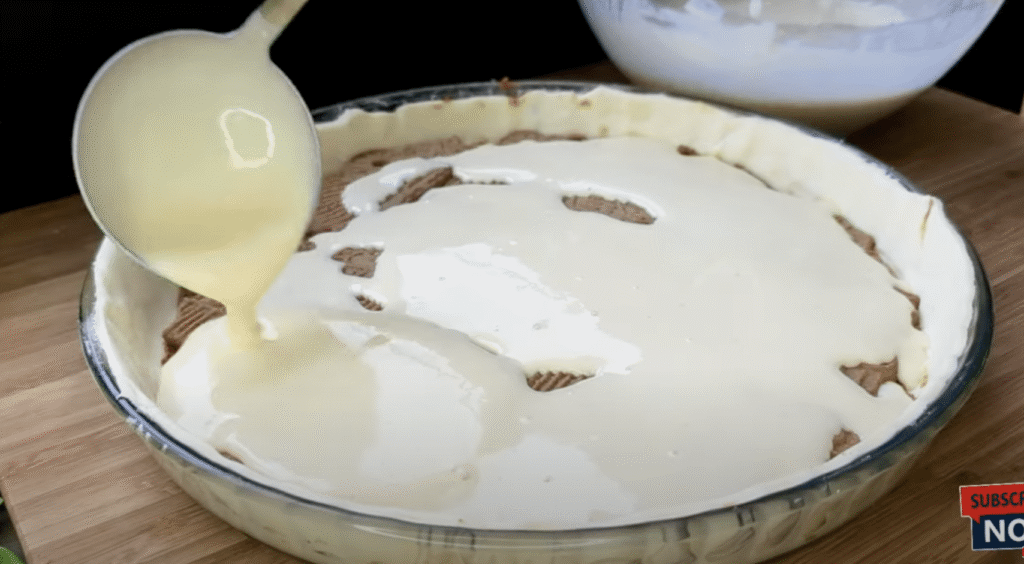 Fini cheesecake izrađen od lisnatog tijesta s špeulos vrhnjem i hrskavim keksima