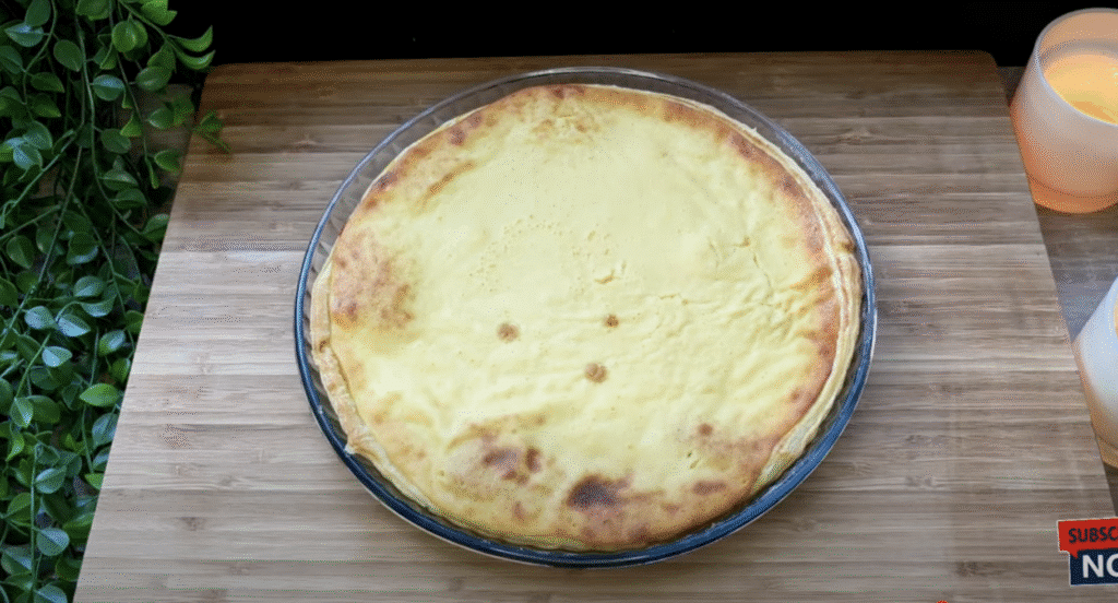Fini cheesecake izrađen od lisnatog tijesta s špeulos vrhnjem i hrskavim keksima