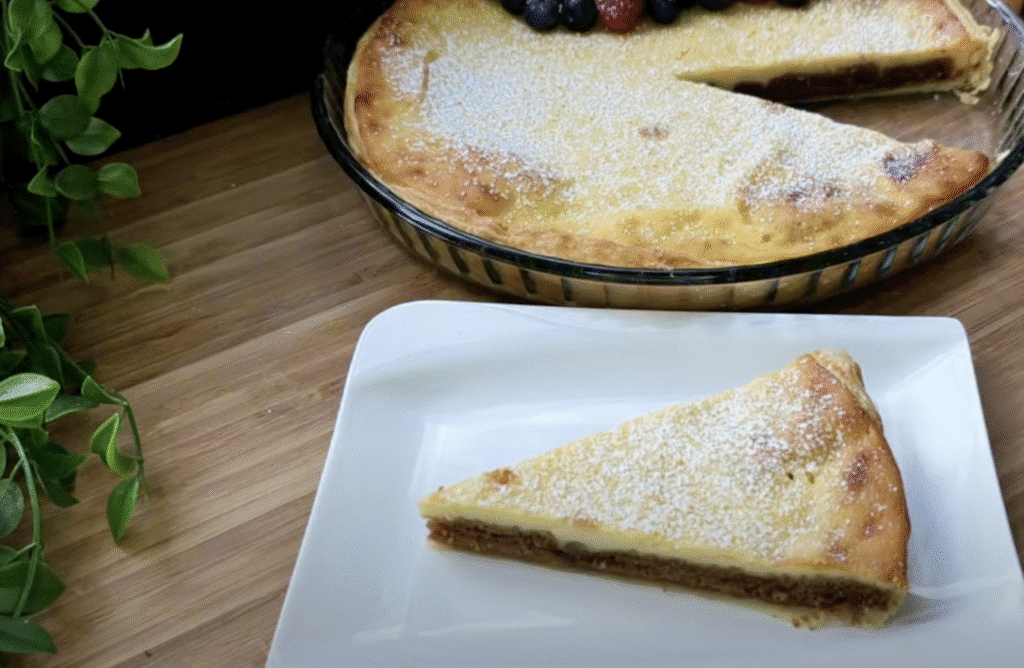 Fini cheesecake izrađen od lisnatog tijesta s špeulos vrhnjem i hrskavim keksima
