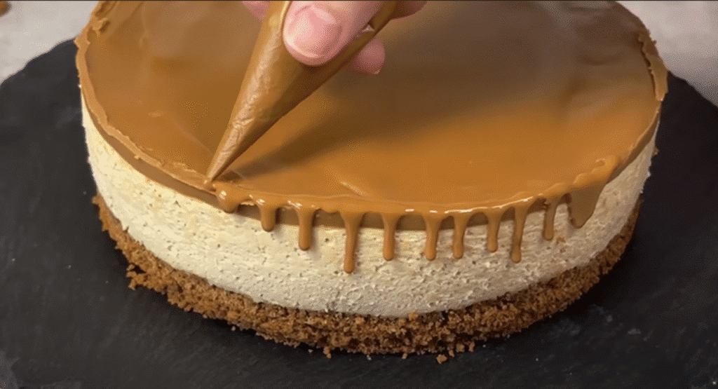 Unbked Lotus Biscoff Cheesecake s sirom od sira -Lotus krema - jednostavna i jednostavna priprema!