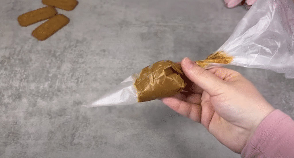 Unbked Lotus Biscoff Cheesecake s sirom od sira -Lotus krema - jednostavna i jednostavna priprema!