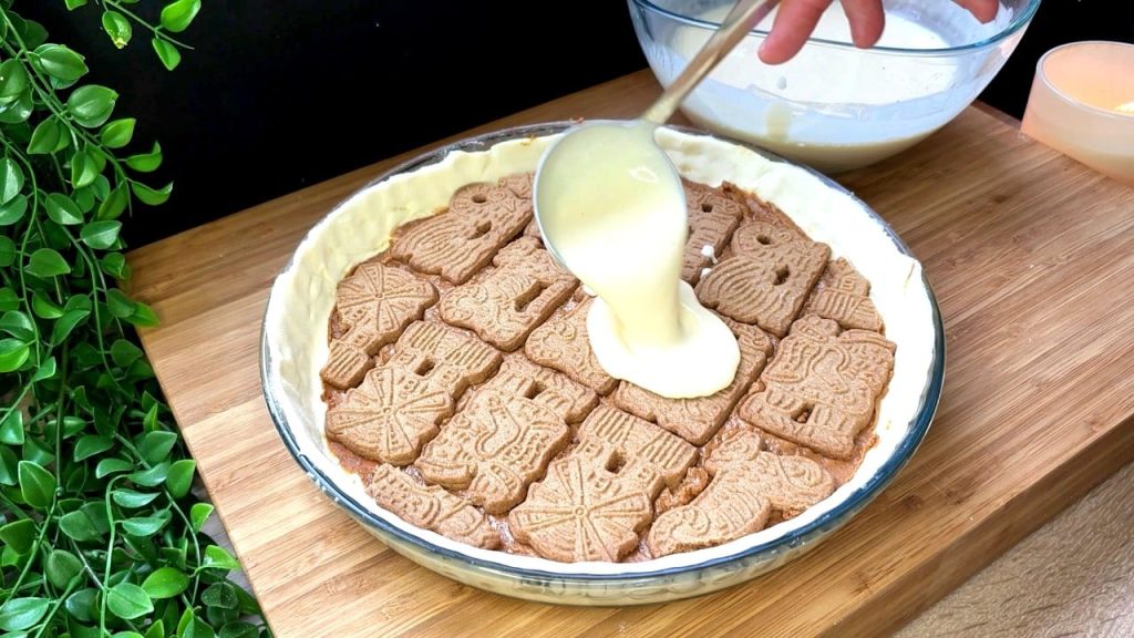 Fini cheesecake izrađen od lisnatog tijesta s špeulos vrhnjem i hrskavim keksima