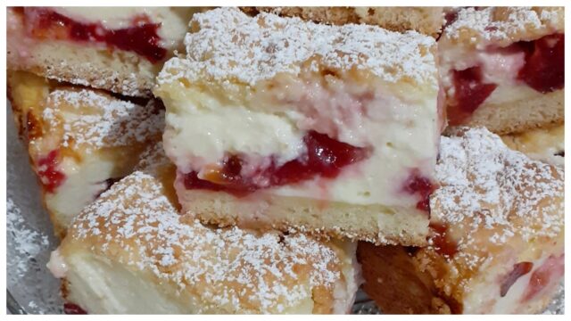 Ukusna torta s kiselim vrhnjem i šljiva s luksuznom kremom Ukusna torta s kiselim vrhnjem i šljiva s luksuznom kremom