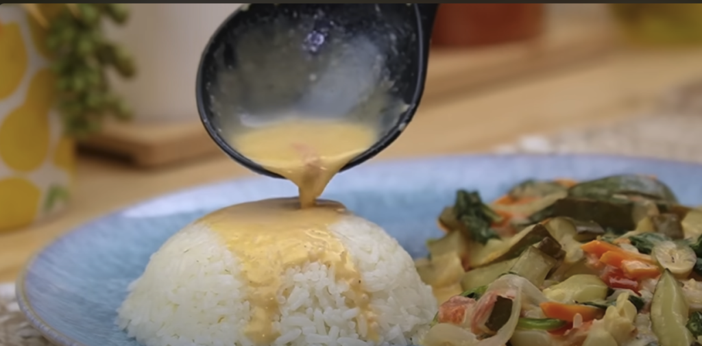 Ukusne povrtne delicije tikvica, luka, mrkve, rajčice i špinata s kiselim vrhnjem - brzi ručak na stolu!