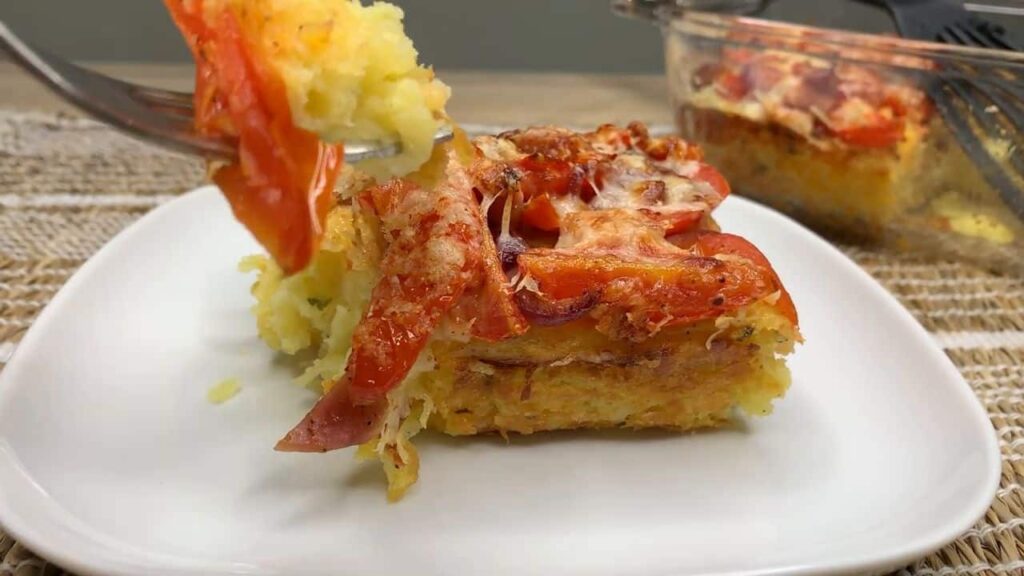 Samo naribajte krumpir - odličan ručak ili večera Pečeni krumpir s slaninom, trešnje rajčice i sir: brza i ukusna večera!