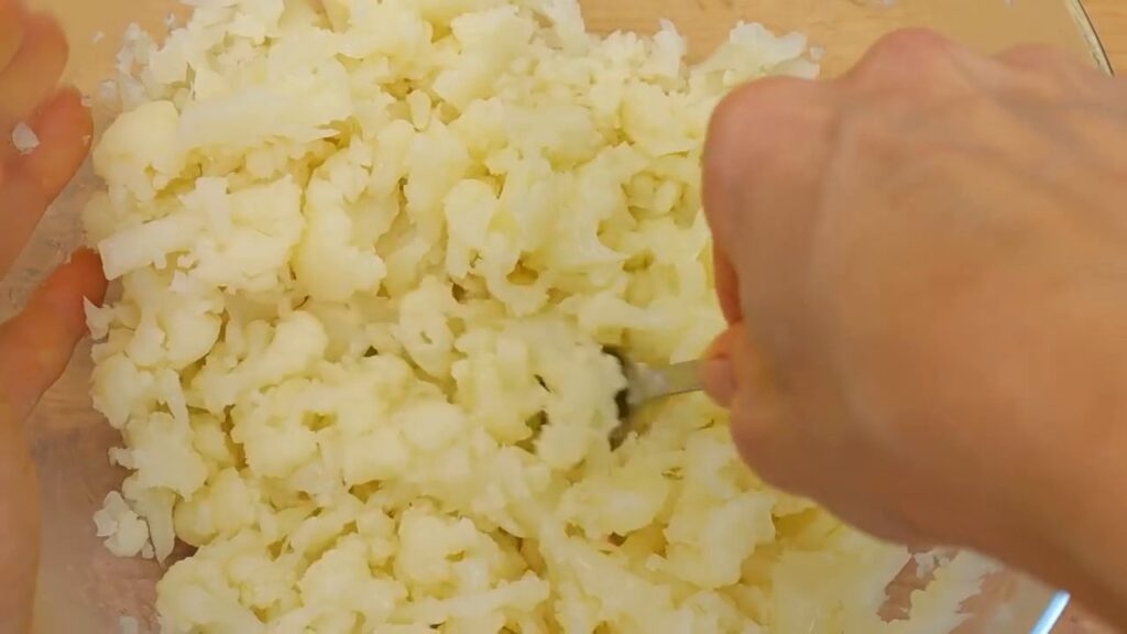 Hrskave mesne okruglice od karfiola sa sirom i pireom od krumpira - lagana večera za sve!