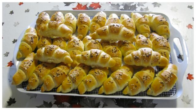 Peciva ispunjena sirom od tijesta od majoneze Peciva ispunjena sirom od tijesta od majoneze