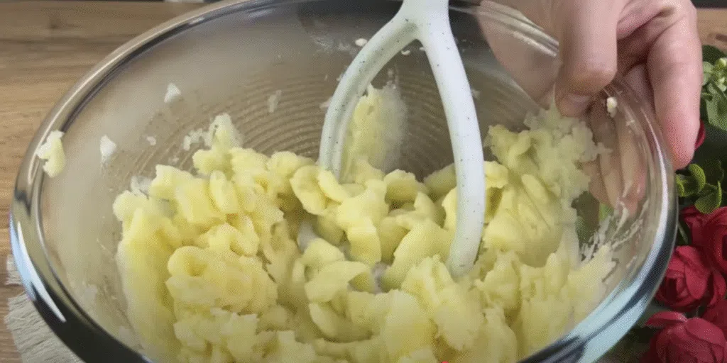 Pečeni krumpir s mljevenom mesom, biljkom i kore od sira