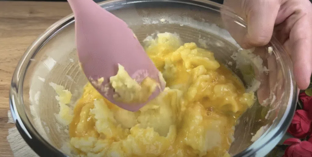Pečeni krumpir s mljevenom mesom, biljkom i kore od sira