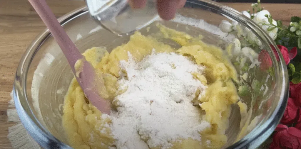 Pečeni krumpir s mljevenom mesom, biljkom i kore od sira