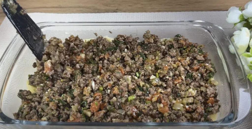 Pečeni krumpir s mljevenom mesom, biljkom i kore od sira