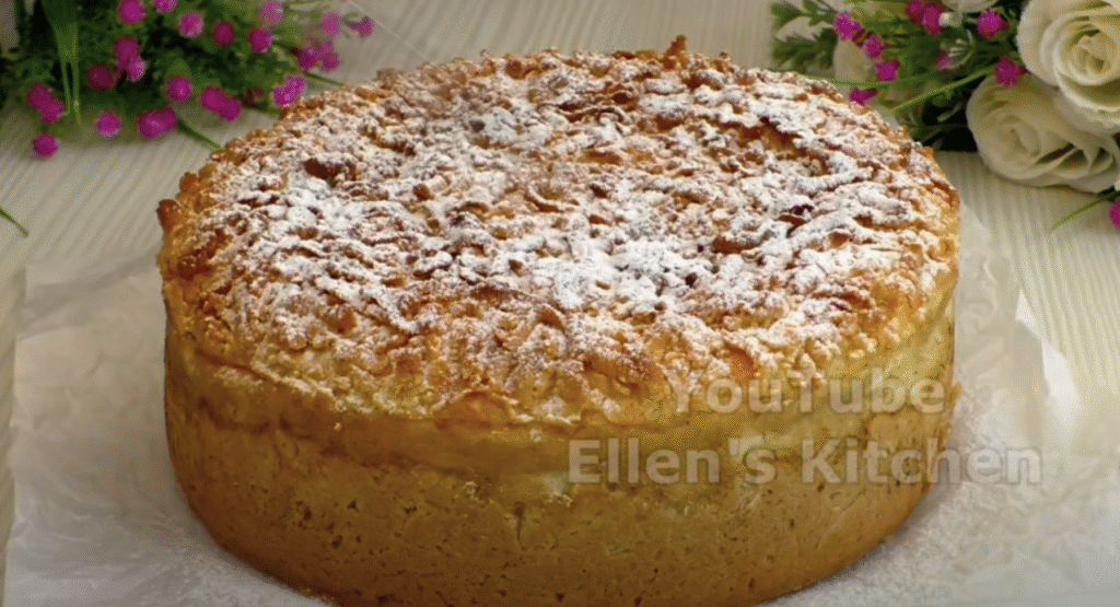Mirisna torta od trešnje s pahuljastom vrhnjem i hrskavom, zlatnom mrvicom na površini.