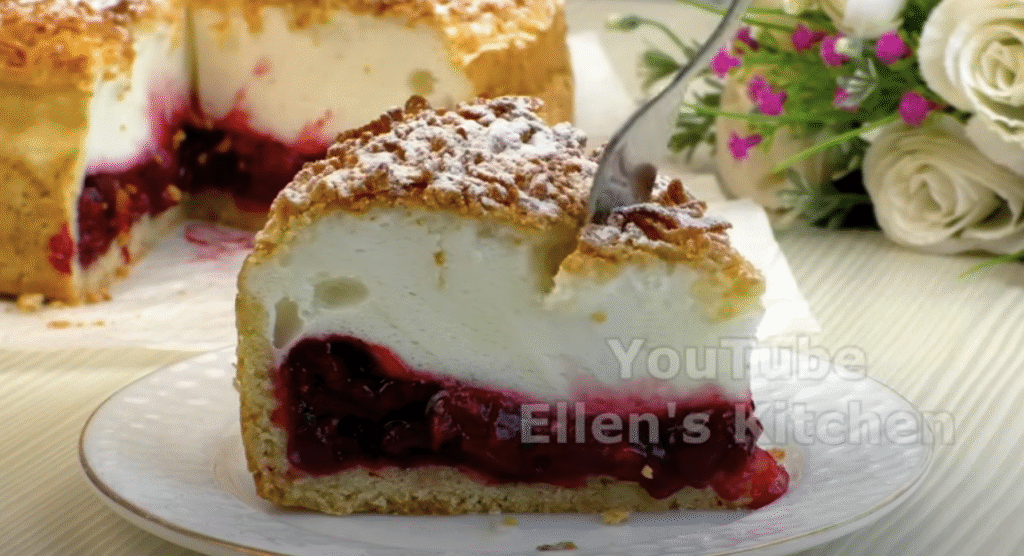 Mirisna torta od trešanja s pahuljastom vrhnjem i hrskavom mrvicom