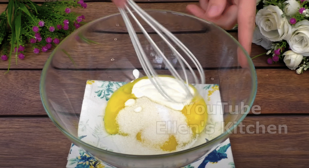 Mirisna torta od trešnje s pahuljastom vrhnjem i hrskavom, zlatnom mrvicom na površini.