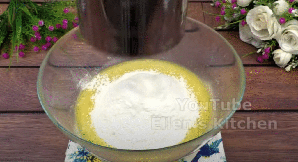 Mirisna torta od trešnje s pahuljastom vrhnjem i hrskavom, zlatnom mrvicom na površini.