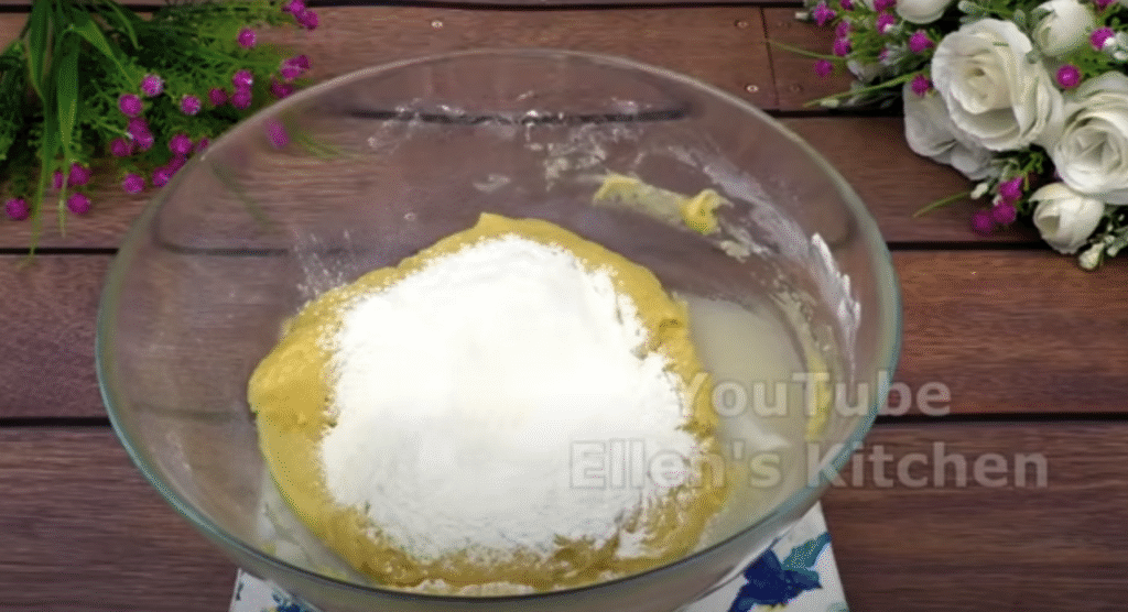 Mirisna torta od trešnje s pahuljastom vrhnjem i hrskavom, zlatnom mrvicom na površini.