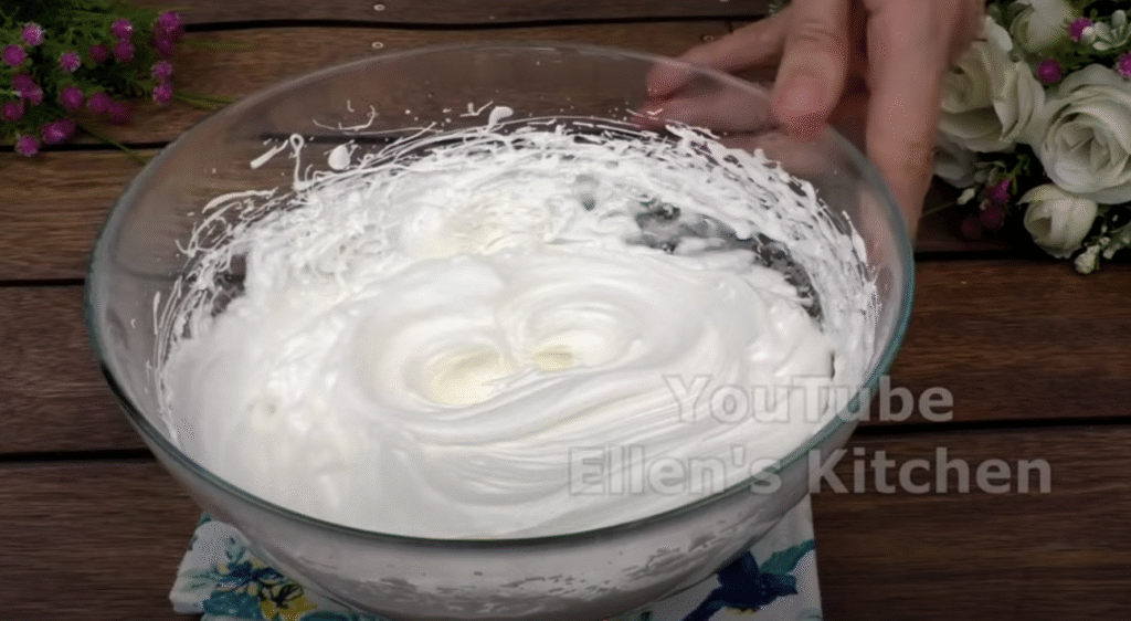 Mirisna torta od trešnje s pahuljastom vrhnjem i hrskavom, zlatnom mrvicom na površini.