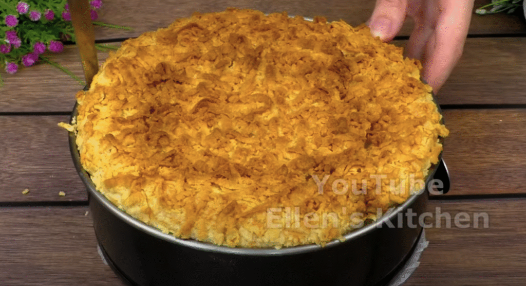 Mirisna torta od trešnje s pahuljastom vrhnjem i hrskavom, zlatnom mrvicom na površini.