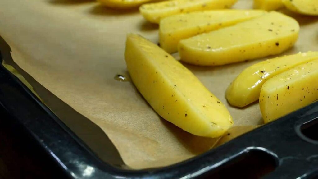 Domaći pomfrit s ukusnim umakom od češnjaka