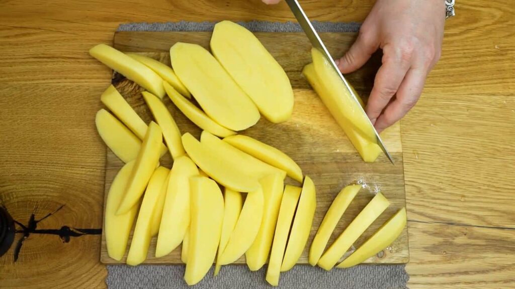 Domaći pomfrit s ukusnim umakom od češnjaka