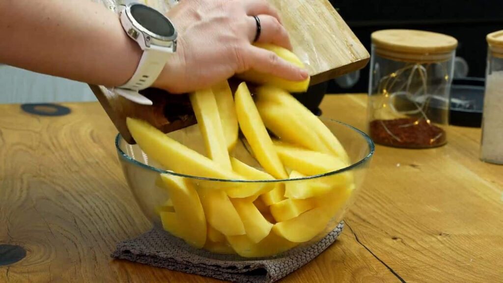 Domaći pomfrit s ukusnim umakom od češnjaka