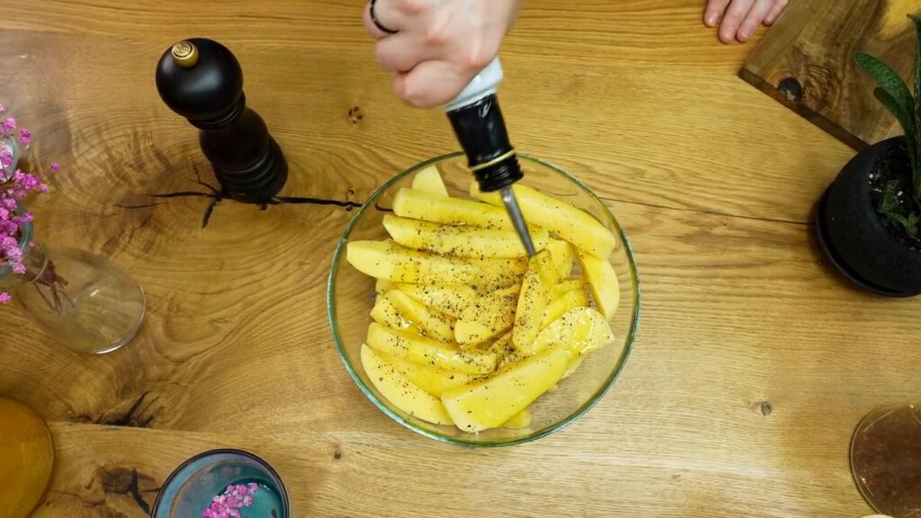 Domaći pomfrit s ukusnim umakom od češnjaka