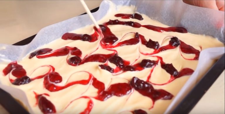 Kefir desert završio je za 10 minuta: najbolji spužvasti desert ispod sunca s punjenjem unutar tijesta.