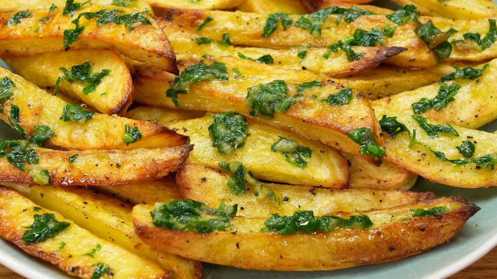 Domaći pomfrit s ukusnim umakom od češnjaka