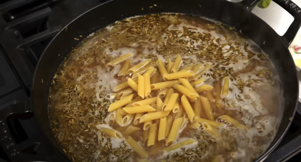Kremasta penne s mljevenom govedinom i mocarelom - brz, bogat i savršeno ukusan recept iz jedne tave