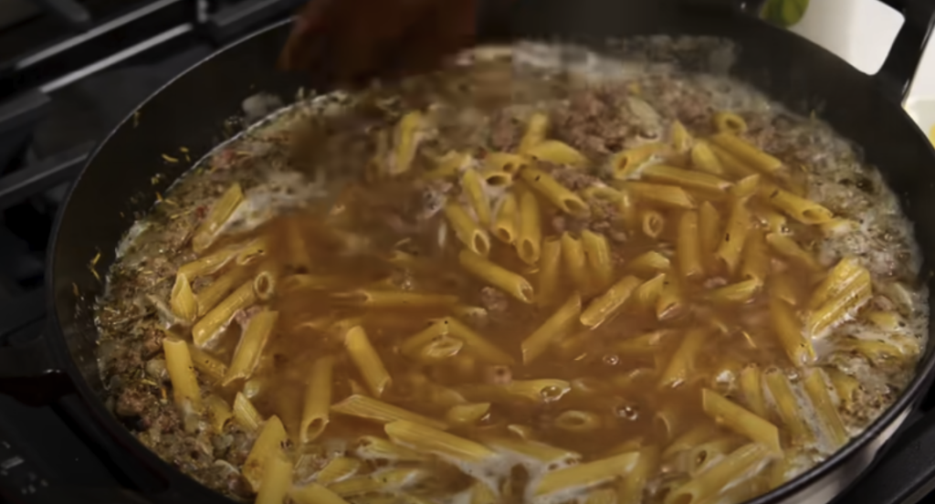 Kremasta penne s mljevenom govedinom i mocarelom - brz, bogat i savršeno ukusan recept iz jedne tave