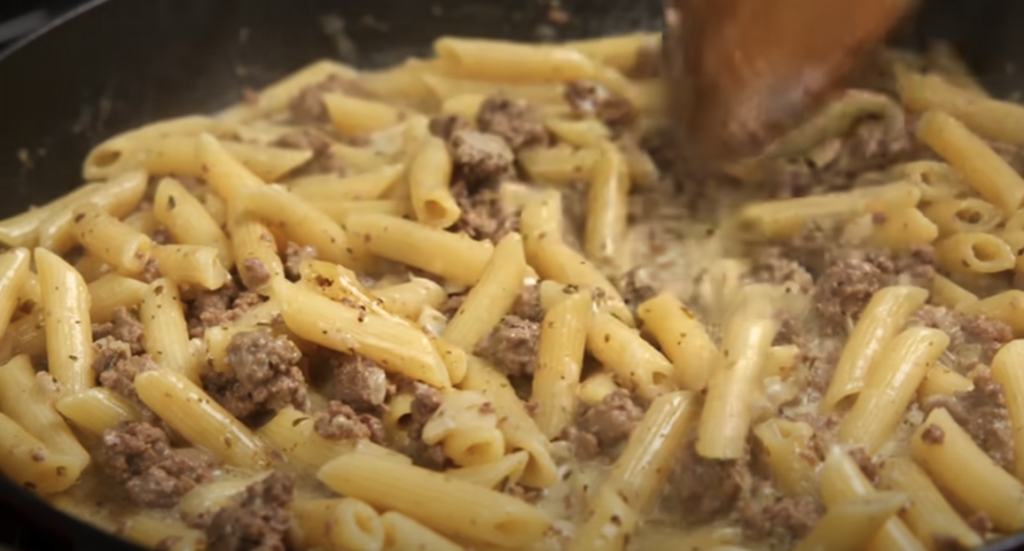 Kremasta penne s mljevenom govedinom i mocarelom - brz, bogat i savršeno ukusan recept iz jedne tave