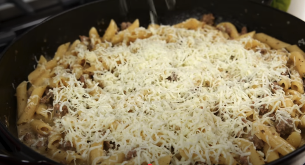 Kremasta penne s mljevenom govedinom i mocarelom - brz, bogat i savršeno ukusan recept iz jedne tave