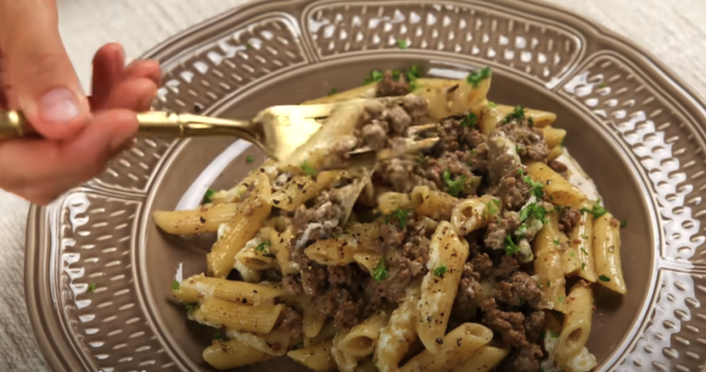 Kremasta penne s mljevenom govedinom i mocarelom - brz, bogat i savršeno ukusan recept iz jedne tave