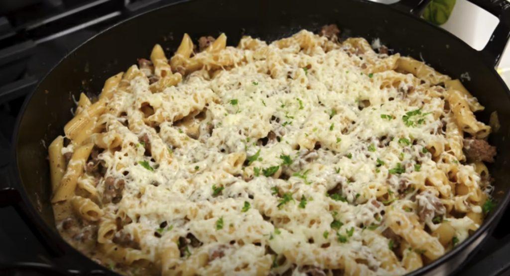 Kremasta penne s mljevenom govedinom i mocarelom - brz, bogat i savršeno ukusan recept iz jedne tave
