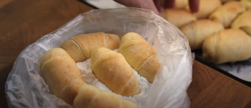 Krhki narančasti kroasani napravljeni od tijesta za jogurt s prašinom za glazuru