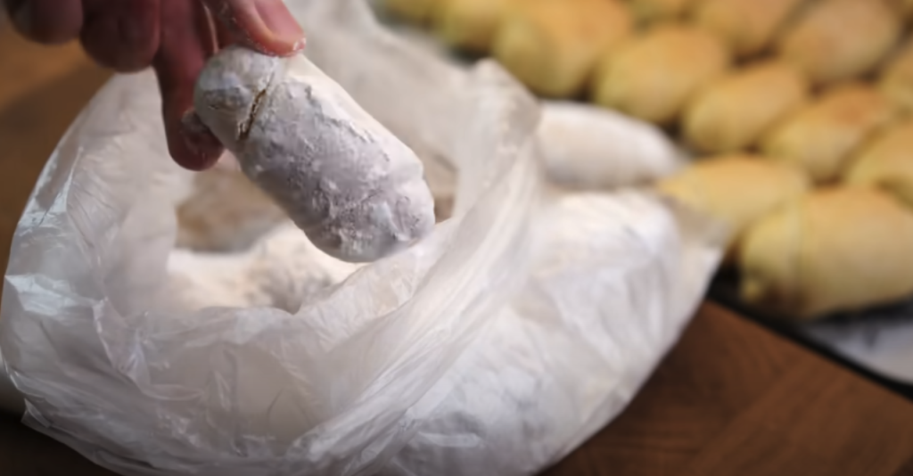 Krhki narančasti kroasani napravljeni od tijesta za jogurt s prašinom za glazuru