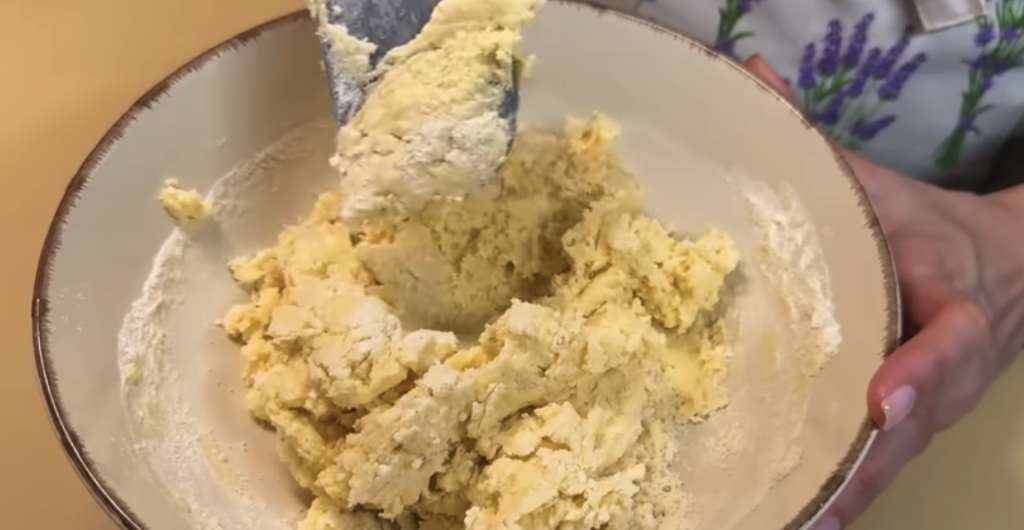 Torta s kiselim vrhnjem, punjenjem marelice i oraha - recept korak po korak