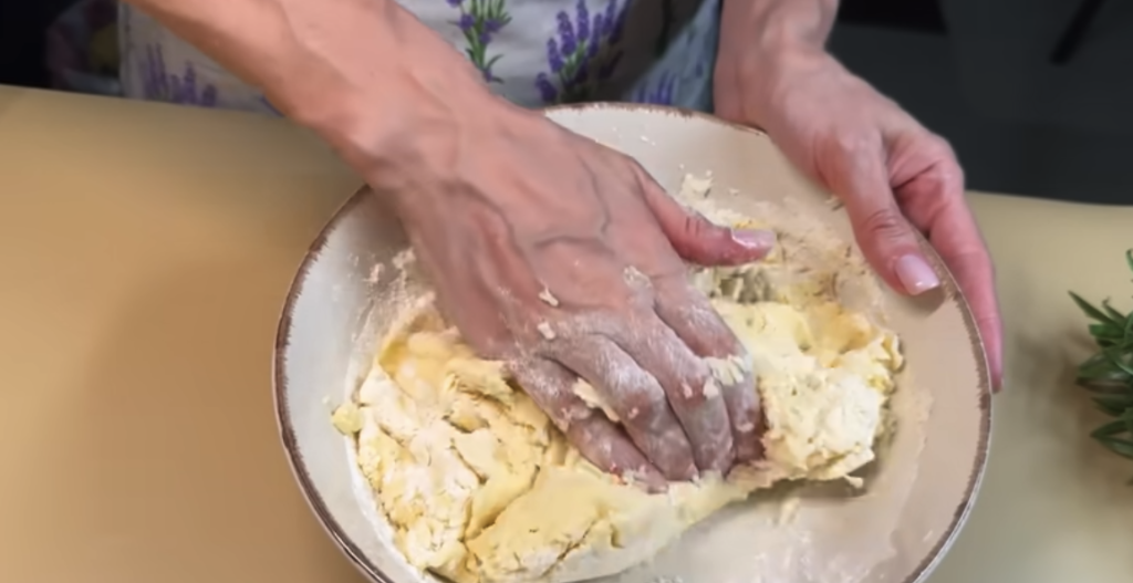 Torta s kiselim vrhnjem, punjenjem marelice i oraha - recept korak po korak